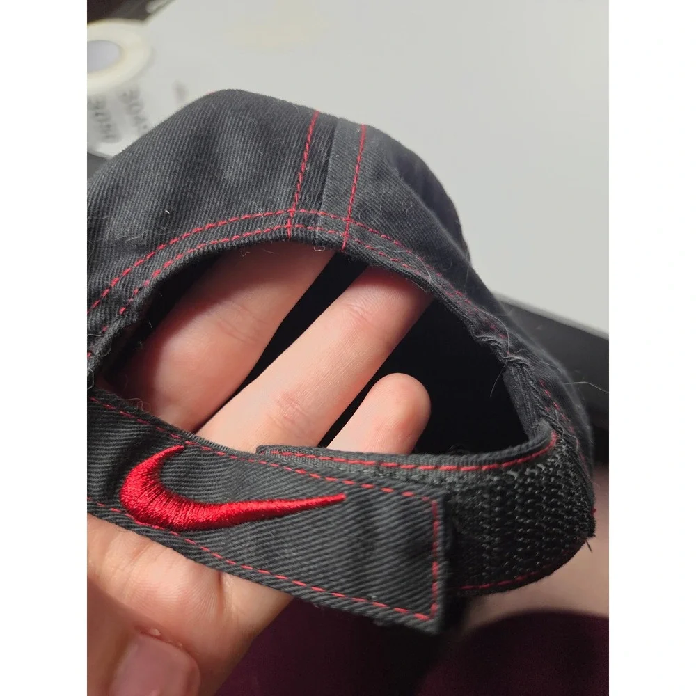 Nike Child Baseball‎ Cap Black Red Contrast Stitching Embroidered Swoosh Hat